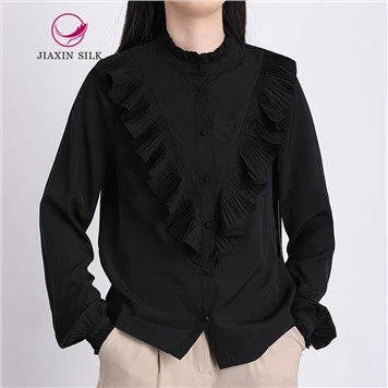 Blusa negra con cuello levantado y diseño Falbala